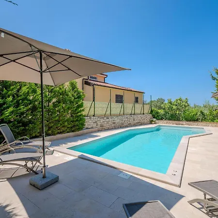 Апартаменти Awesome In With Wifi Пула