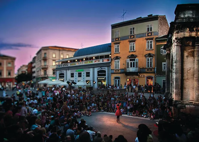 Апартаменти Awesome In With Wifi *