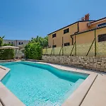 Apartment Cozy In With Swimming Pool Pula