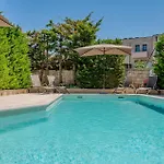 Cozy In With Swimming Pool アパート